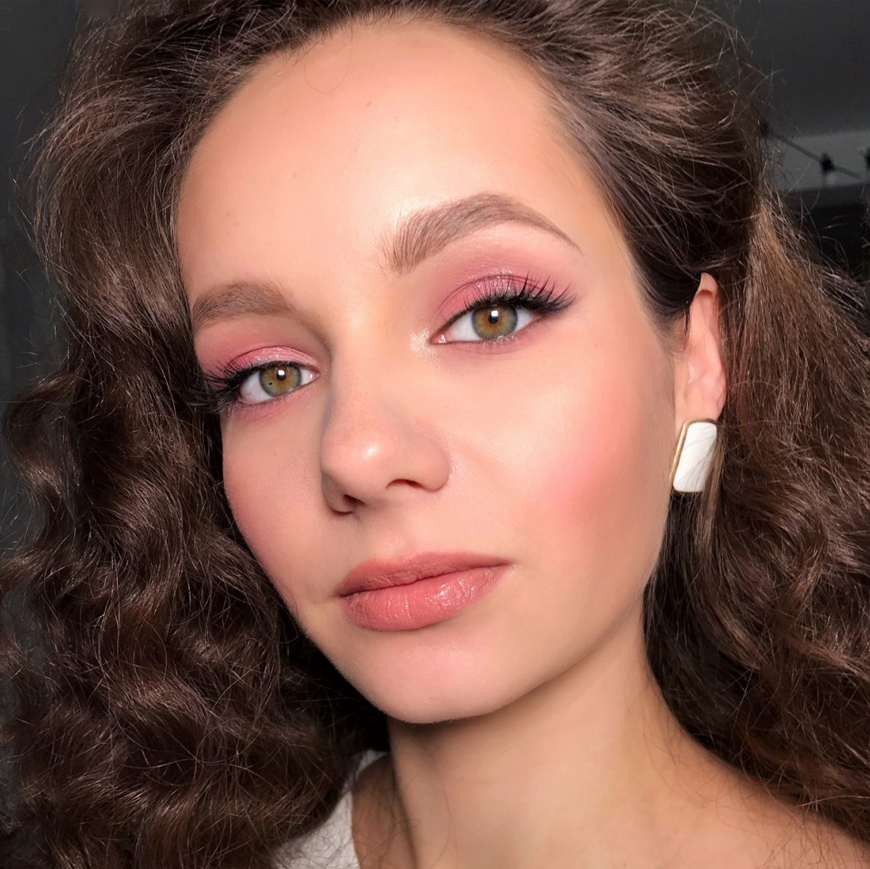 Зачем учиться у визажиста, если можно просто купить косметику?